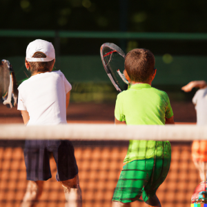 kinderen op tennisbaan (dall-e)