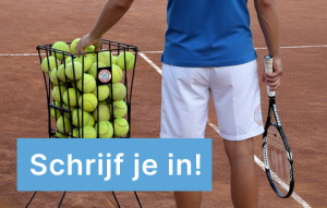 trainer naast mandje ballen