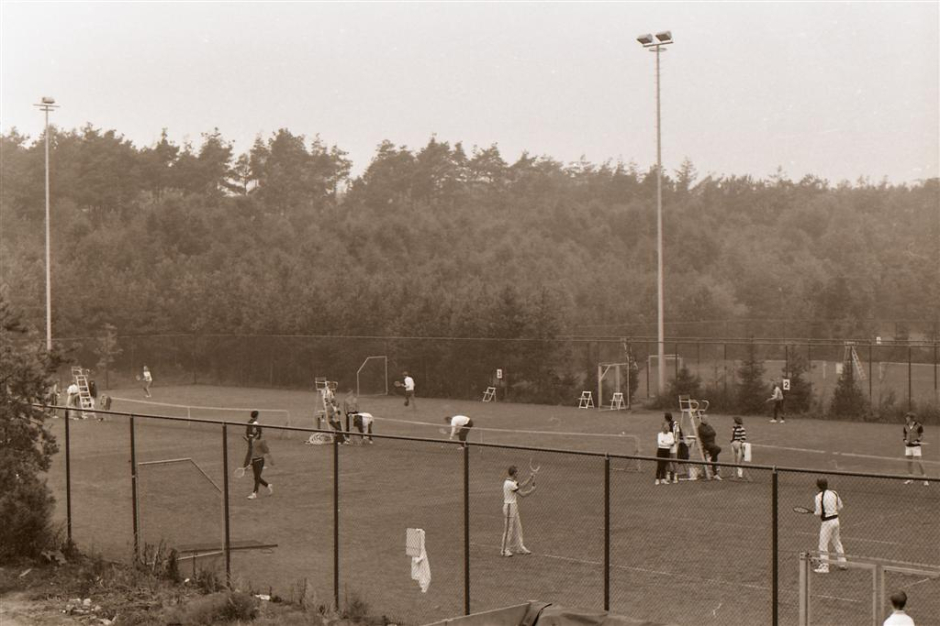overzicht op de tennisbanen in zwart wit