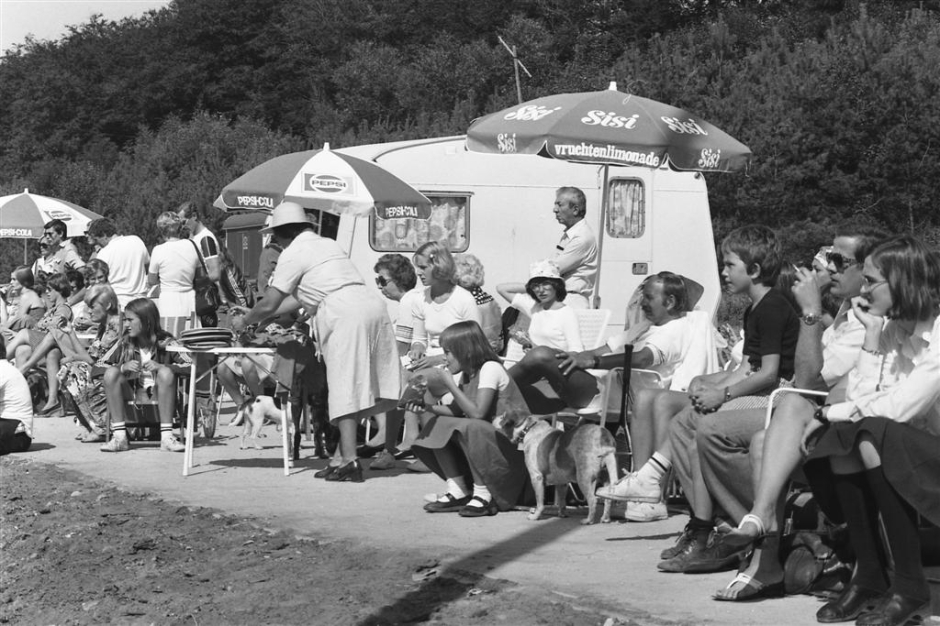 publiek rond caravan